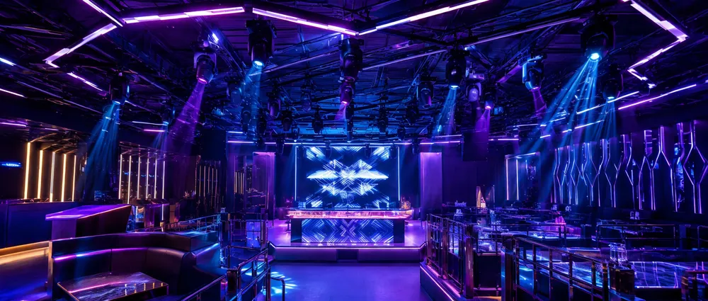 إضاءات DJ للنوادي مثبتة في نادٍ ليلي احترافي تُظهر الوحدات العلوية وإضاءة النيون التكميلية