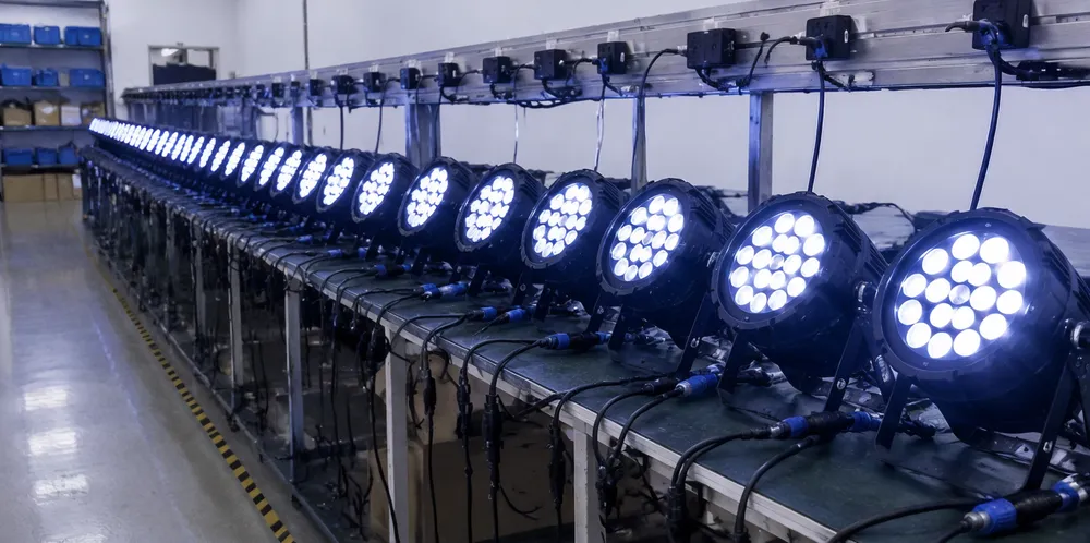 اختبار إجهاد مزامنة DMX على 32 وحدة إضاءة مسرح LED DJ متصلة بسلسلة تتابعية