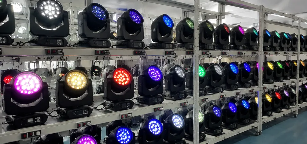 وحدات إضاءة مسرح LED DJ تخضع لاختبار تشغيل مستمر 48 ساعة على رف التحقق الإنتاجي