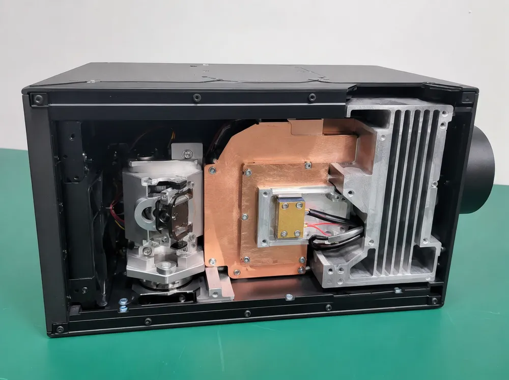 Cutaway view showing galvo scanner, copper heat spreader, and die-cast aluminum thermal path in Vefey laser projector